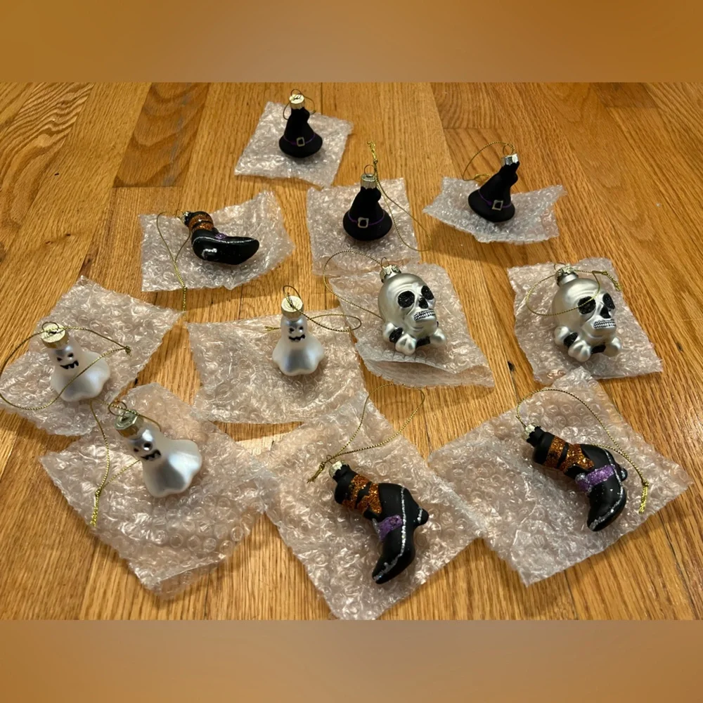 Halloween Themed Ornaments Set